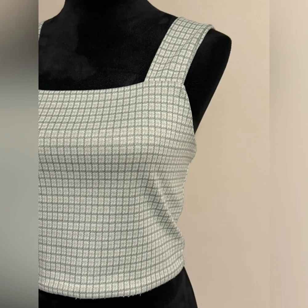 EUC American Eagle Green and White Knit Square Neck Gingham Tank Top Size Medium - Image 3