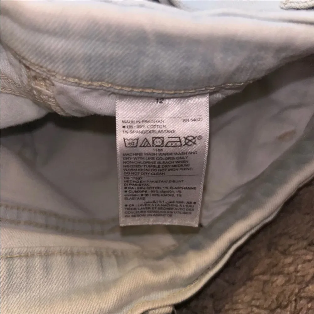 Old Navy High Waisted Light Wash Jeans Women’s Size 12 Button Down Detailing! - Image 5