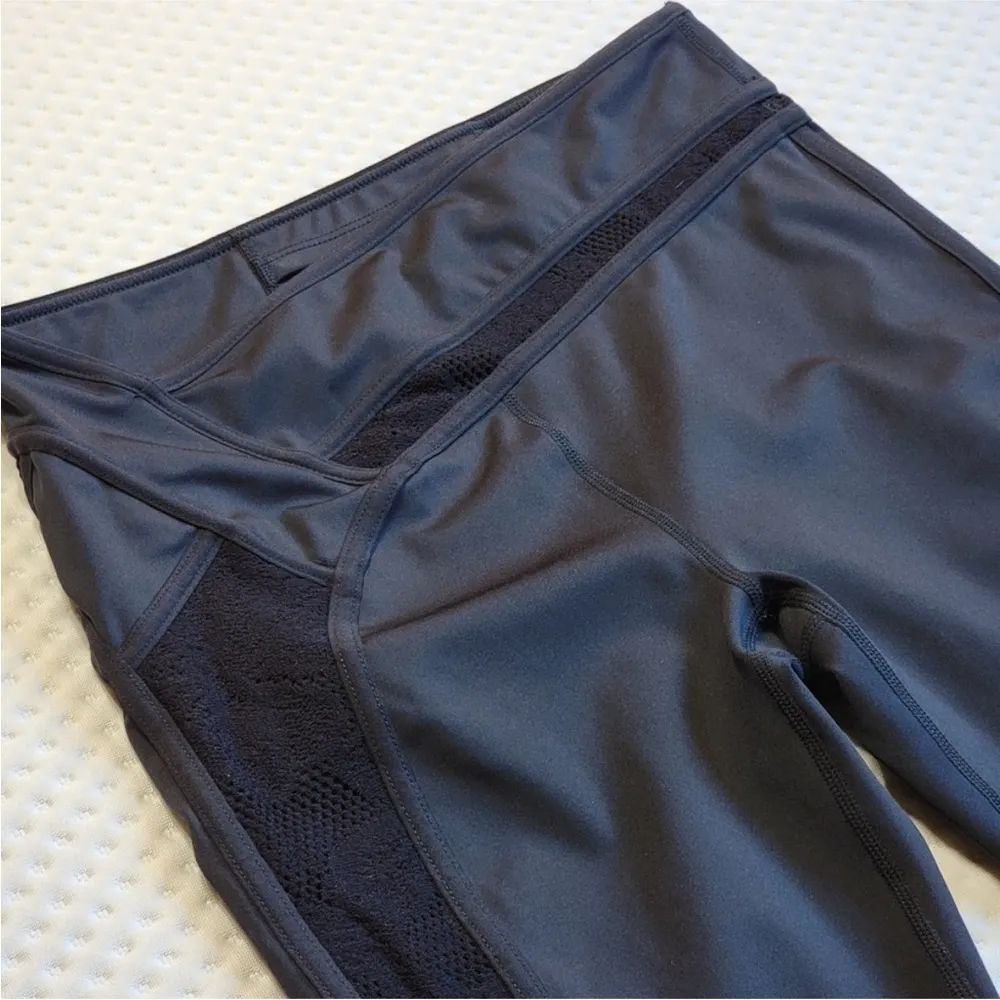 Free People Asymmetrical Lace Beyond Yoga Leggings Size Medium *Peeling to Logo - Image 4