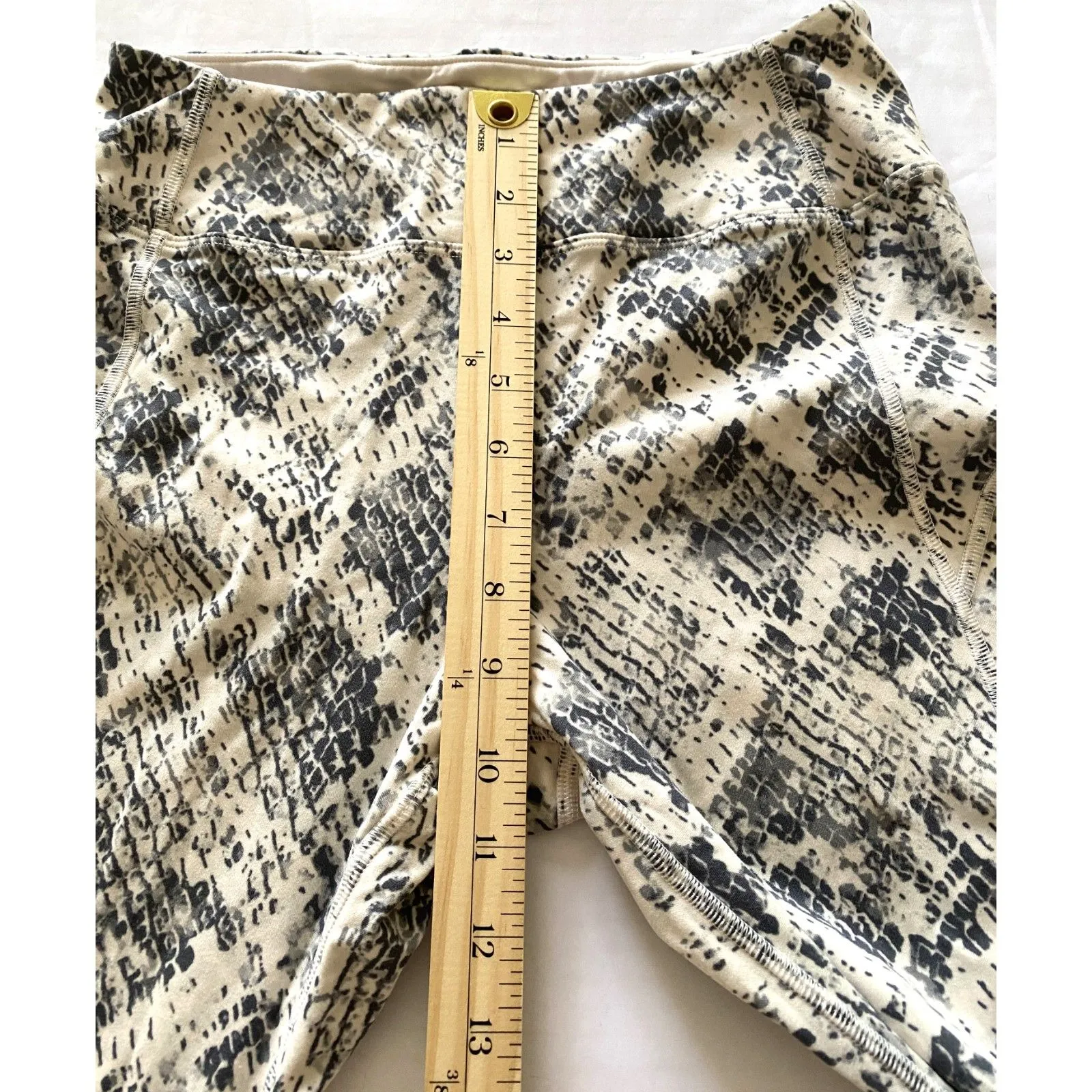 Title Pink Victoria's Secret Snake Print Cream Gray Ankle Leggings Stretchy Sz M - Image 6