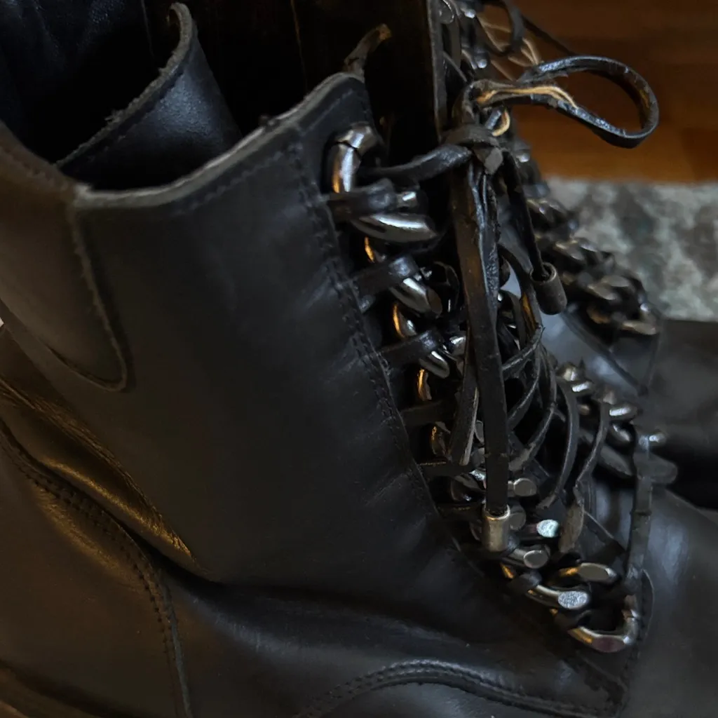 Zara Black Ankle Boots with Chain Accents - Image 7