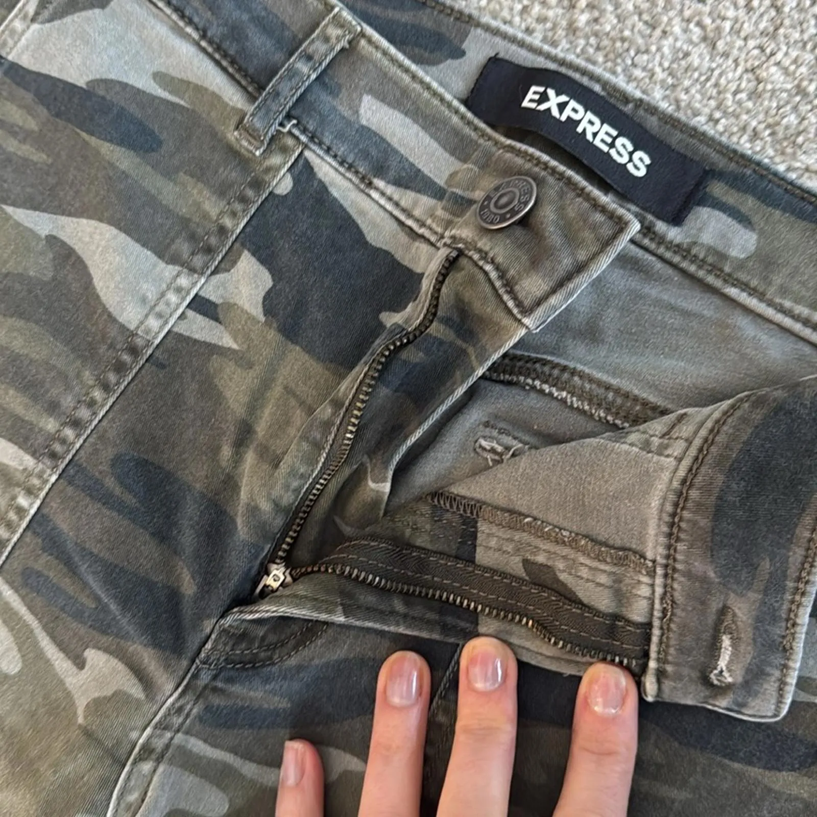 Express Cropped Straight High Rise Camo Pants Size 4R - Image 2