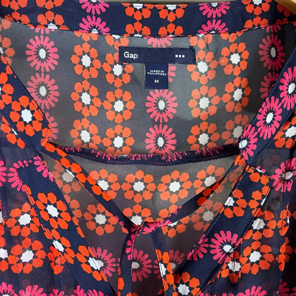 Gap Outlet Semi Sheer Lightweight Blouse Top Career Casual Blue Floral Medium - Image 6