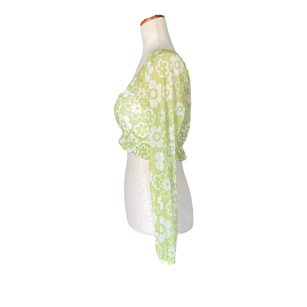 Madden NYC Juniors’ Cropped Keyhole Top with Long Sleeves White Size undefined - Image 7