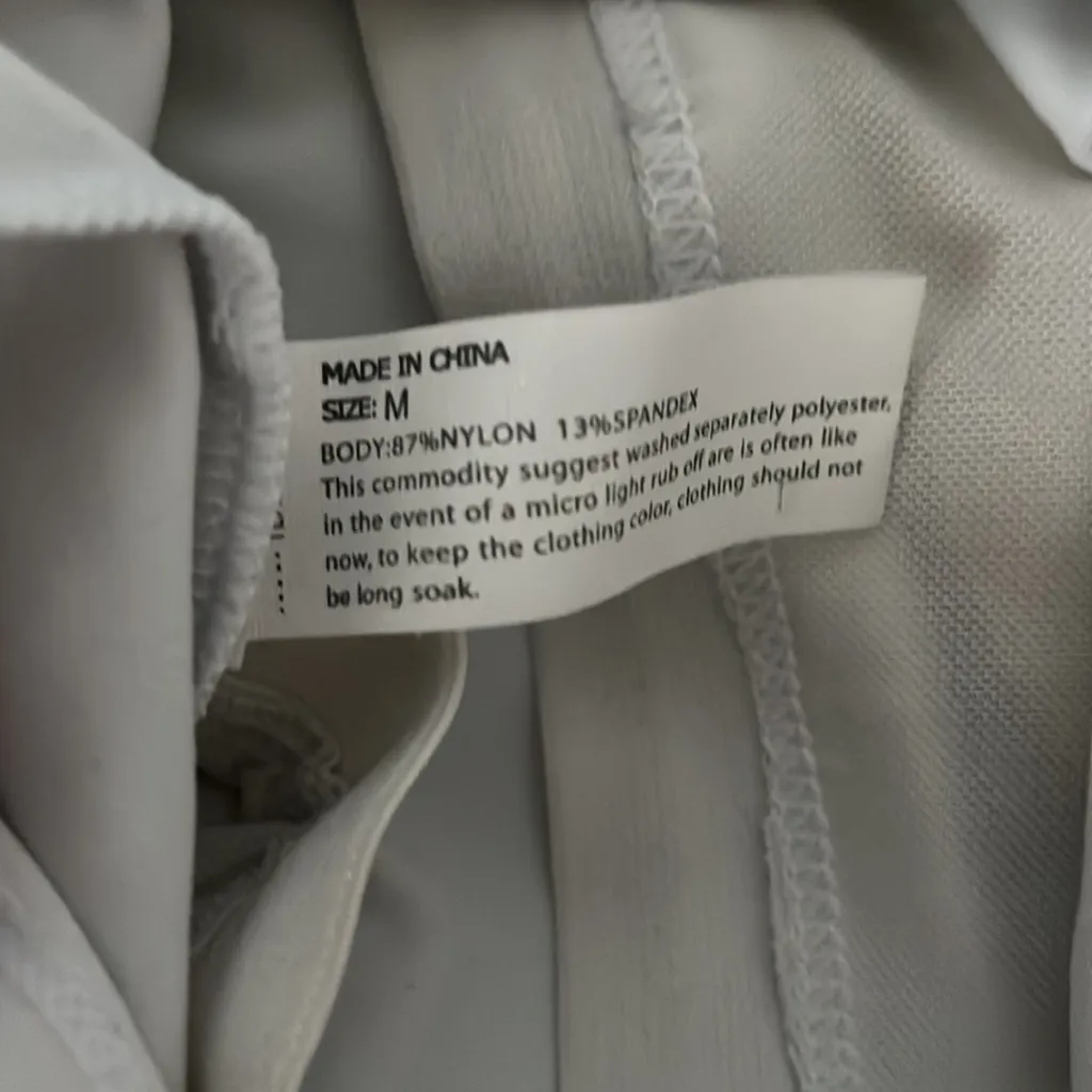 Musesonly White Sports Bra Tank Crop Top in Size Medium - Image 3