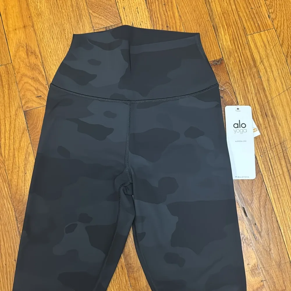 Alo camo vapor leggings brand new - Image 2
