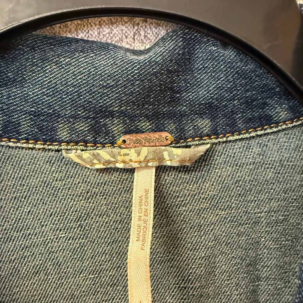 Free People Women Size Large Blue Denim Jacket with Patch‎ - Image 5