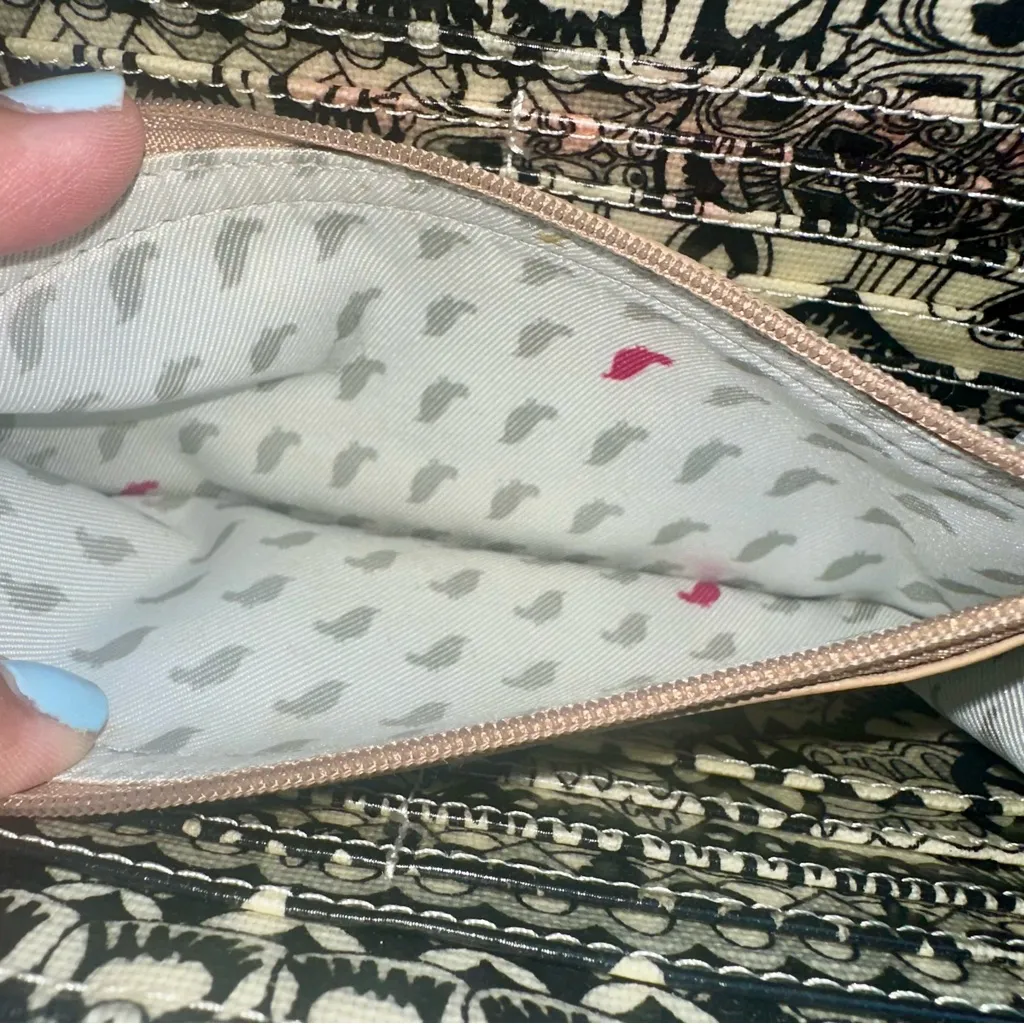 Sakroots Crossbody/Wristlet Zip Around wallet purse Black & cream print - Image 10