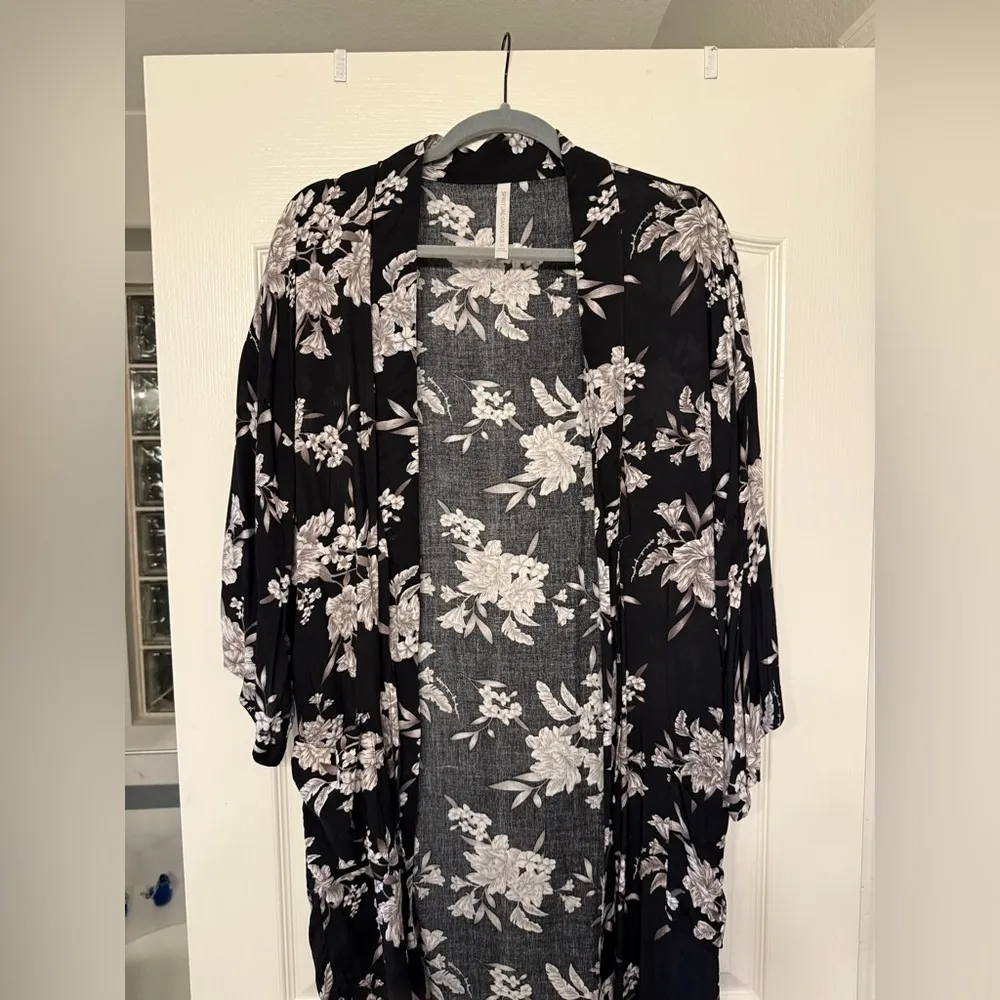 Spiritual Gangster Maya Black Floral Tie Front Kimono - Image 11