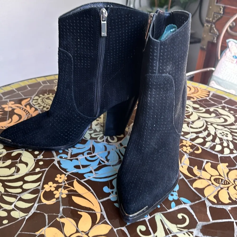 MARC FISHER SHORT SUEDE BOOT SZ: 7.5 - Image 2