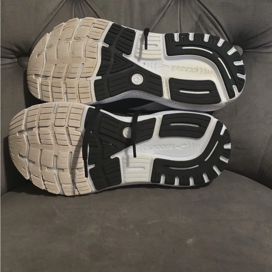 Brooks Black and Gray Running Shoes - Image 10