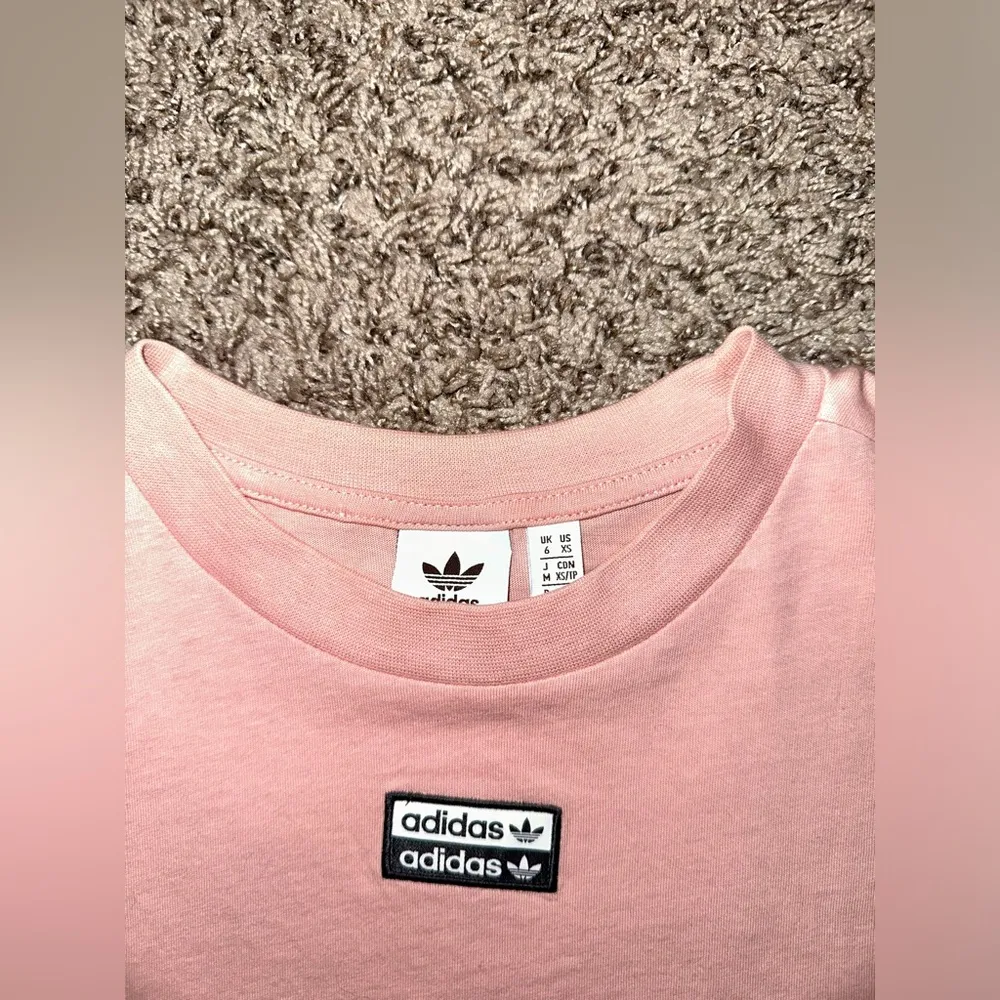 URBAN OUTFITTERS adidas pink cropped tshirt - Image 3