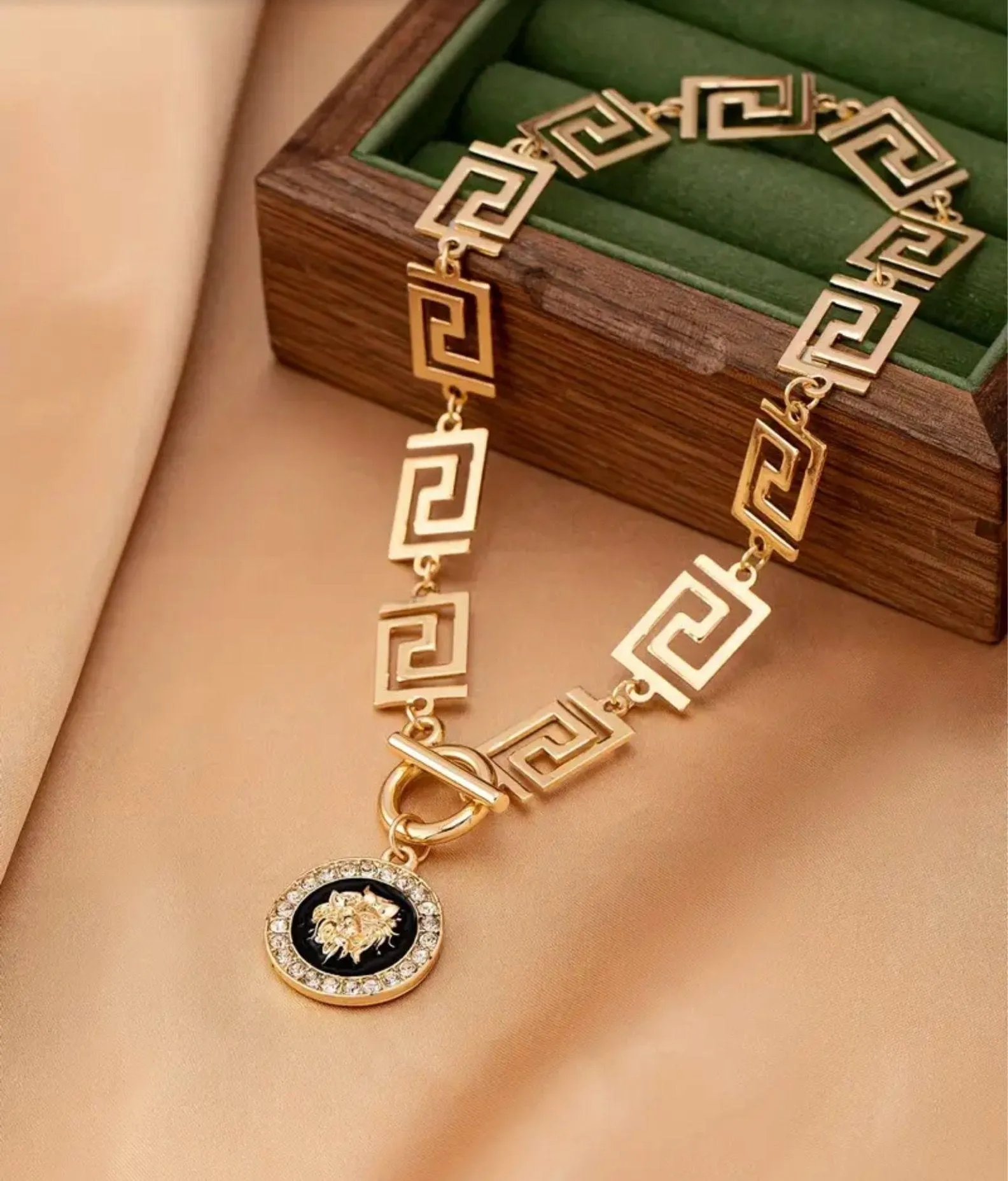 Elegant & Chic Gold and Black Pendant Anklet - Image 3
