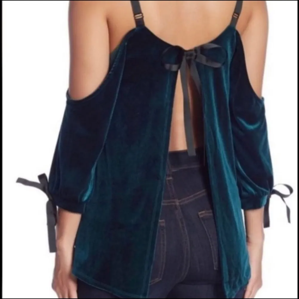 NWT Romeo & Juliet Couture dark green cold shoulder top / S/M - Image 3