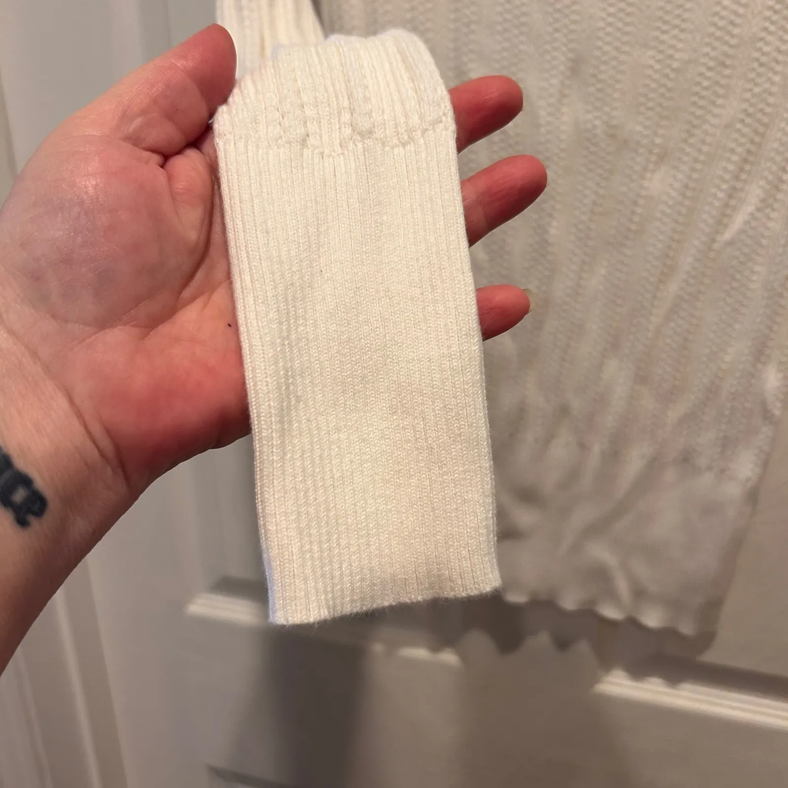 Old Navy Women's Cream Knit Long Sleeve Top Scoop Neck‎ Sweater Medium - Image 4