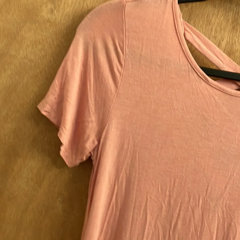 Ambiance pink tee shirt with criss cross details in the back woman’s size small - Image 3