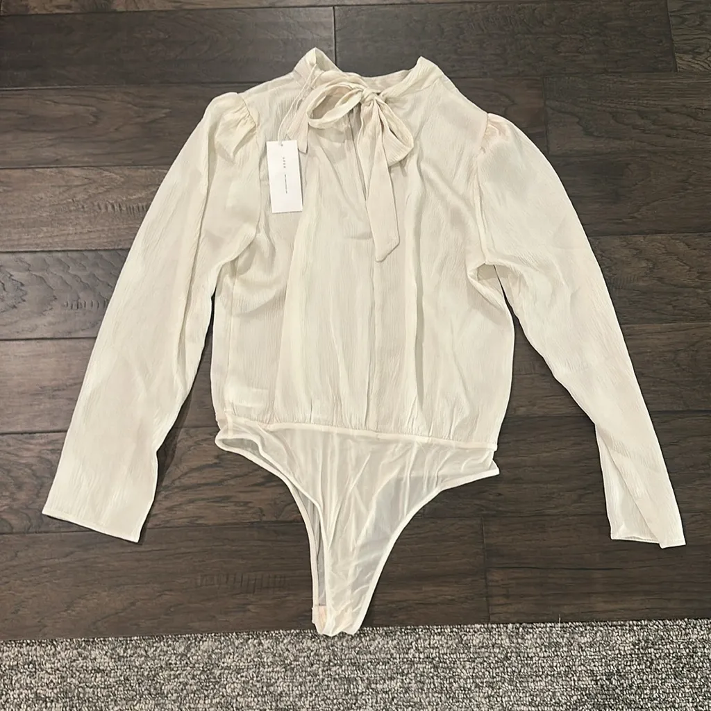 NWT Lush Cream Satin Tie Neck Bodysuit Sz L - Image 9
