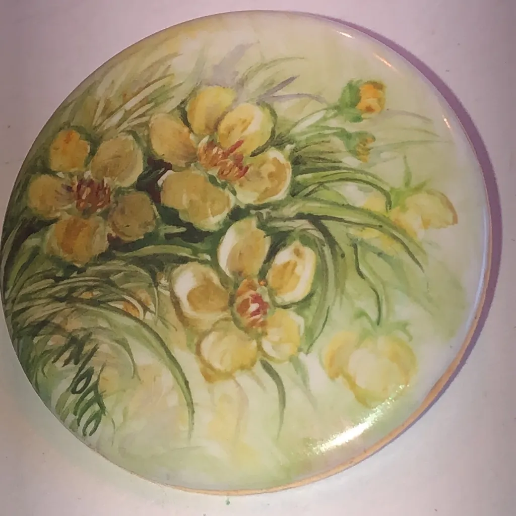Donna L. Motto 1994 WV Hand Painted Floral Porcelain Brooch Green - Image 3