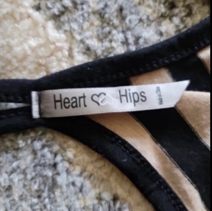 NWOT Heart & Hips Beige and Black Diagonal Striped Racerback Cami, Sz Small - Image 3