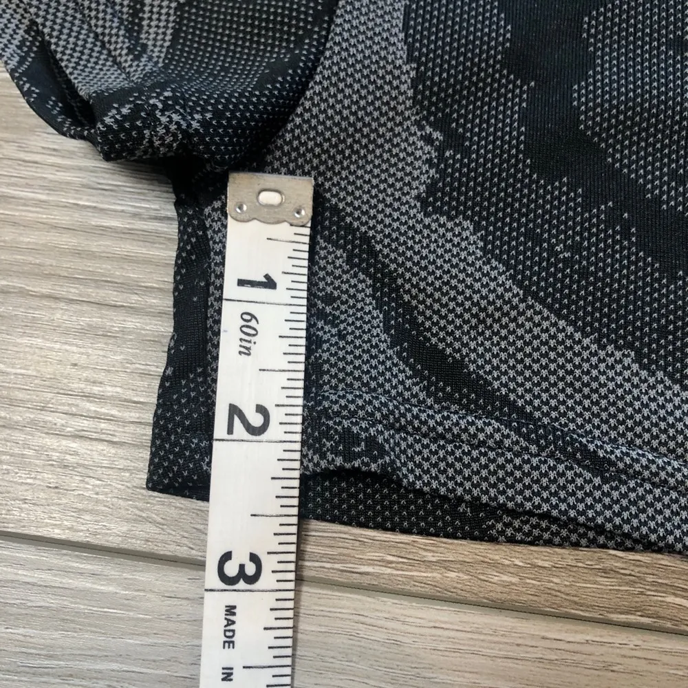 Gymshark Womens Cropped Black Camouflage Short Sleeve Athletic Shirt Size Small - Image 3