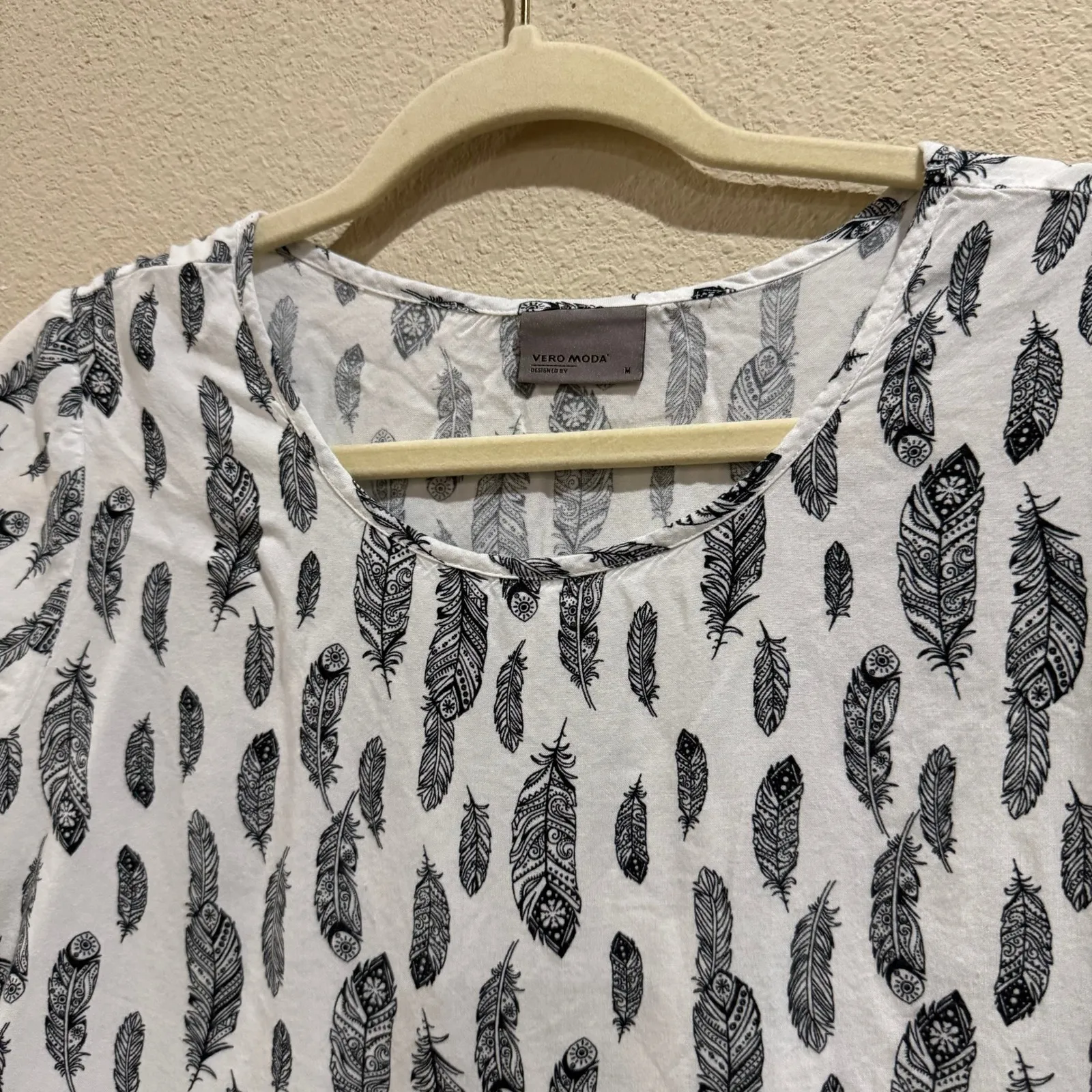 Vero Moda White Black Feather Print Short Sleeve Casual‎ T Shirt Top Women's M - Image 2