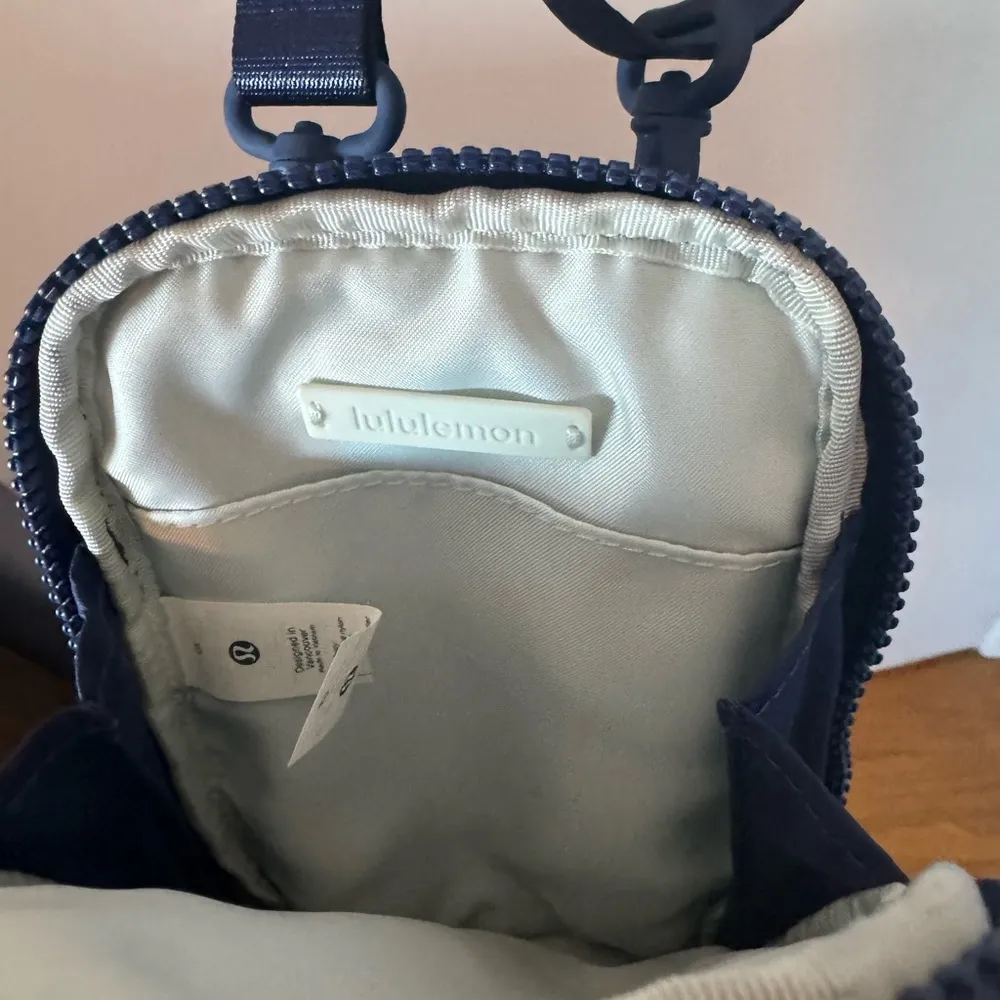 Lululemon crossbody unisex bag - Image 6