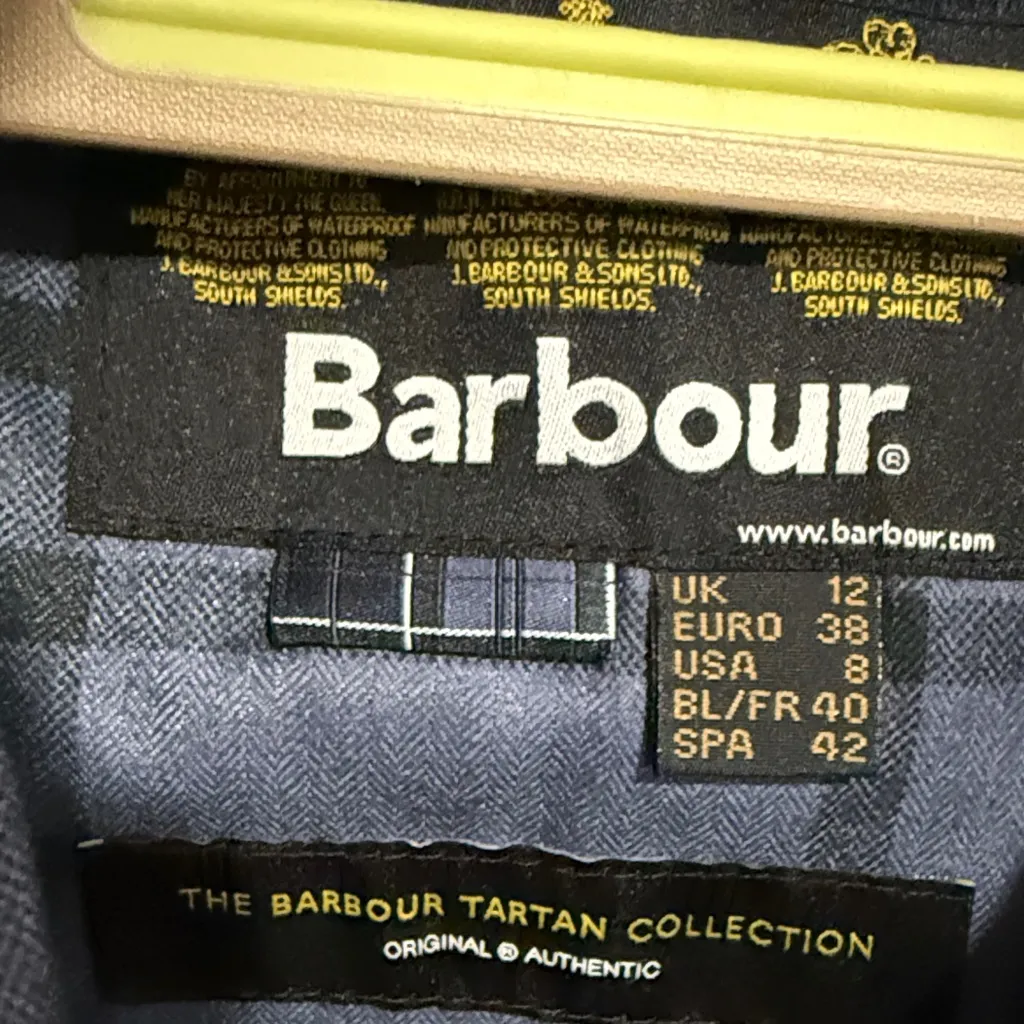 Barbour Black Jacket with Gold Zipper - Image 6