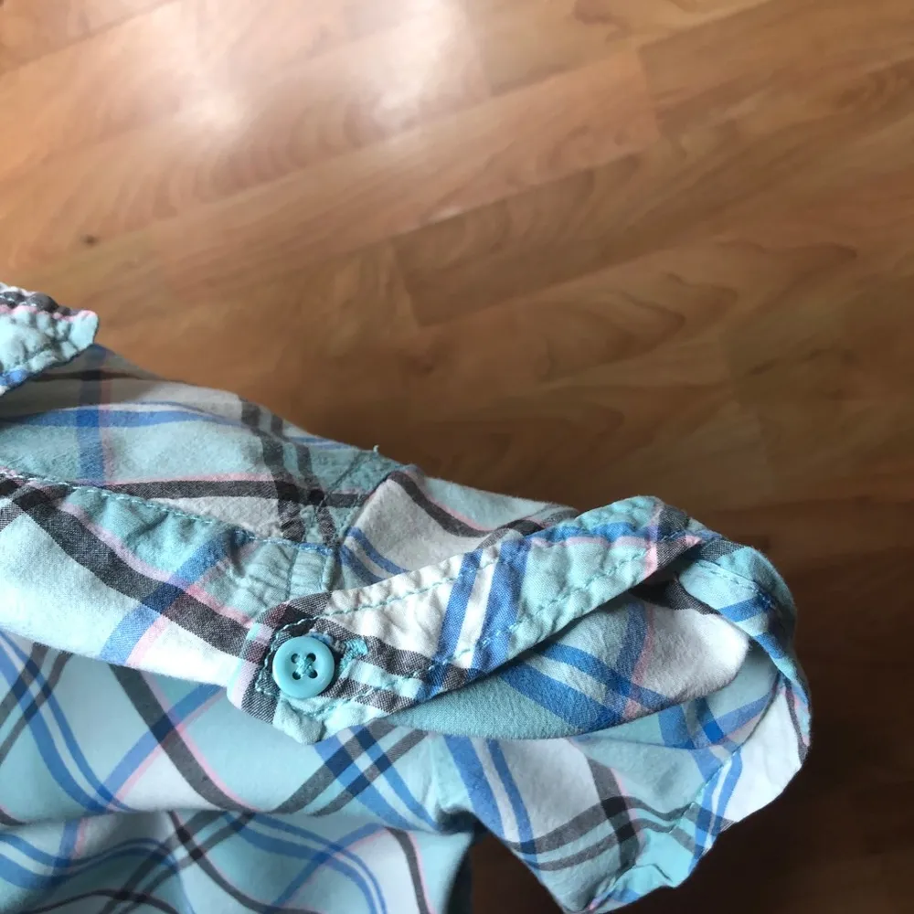 Tabbed Short Sleeve Button Down Plaid V-neck Shirt - Image 8