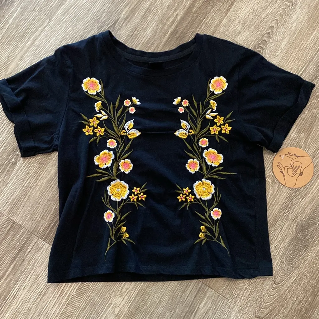 Embroidered short sleeve floral flower boho tee t-shirt black XS NWT NEW - Image 2