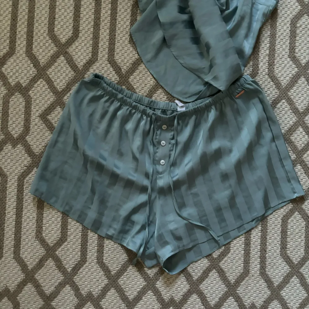 Danskin sage green matching satin tank & shorts stripe pajama set large - Image 3