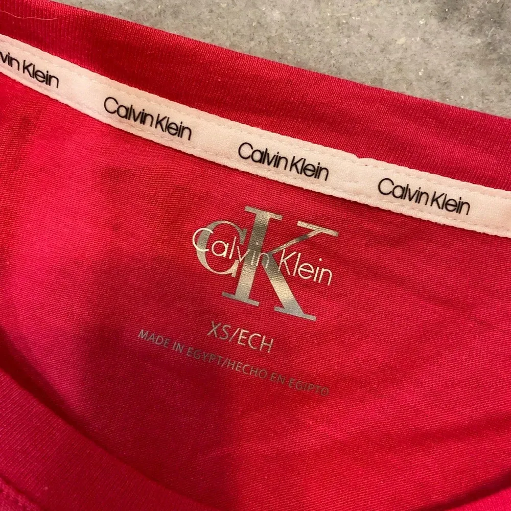 NWT Calvin Klein Pink Short Sleeve Camo Logo Tee Shirt Split Hem Soft Size XS - Image 7