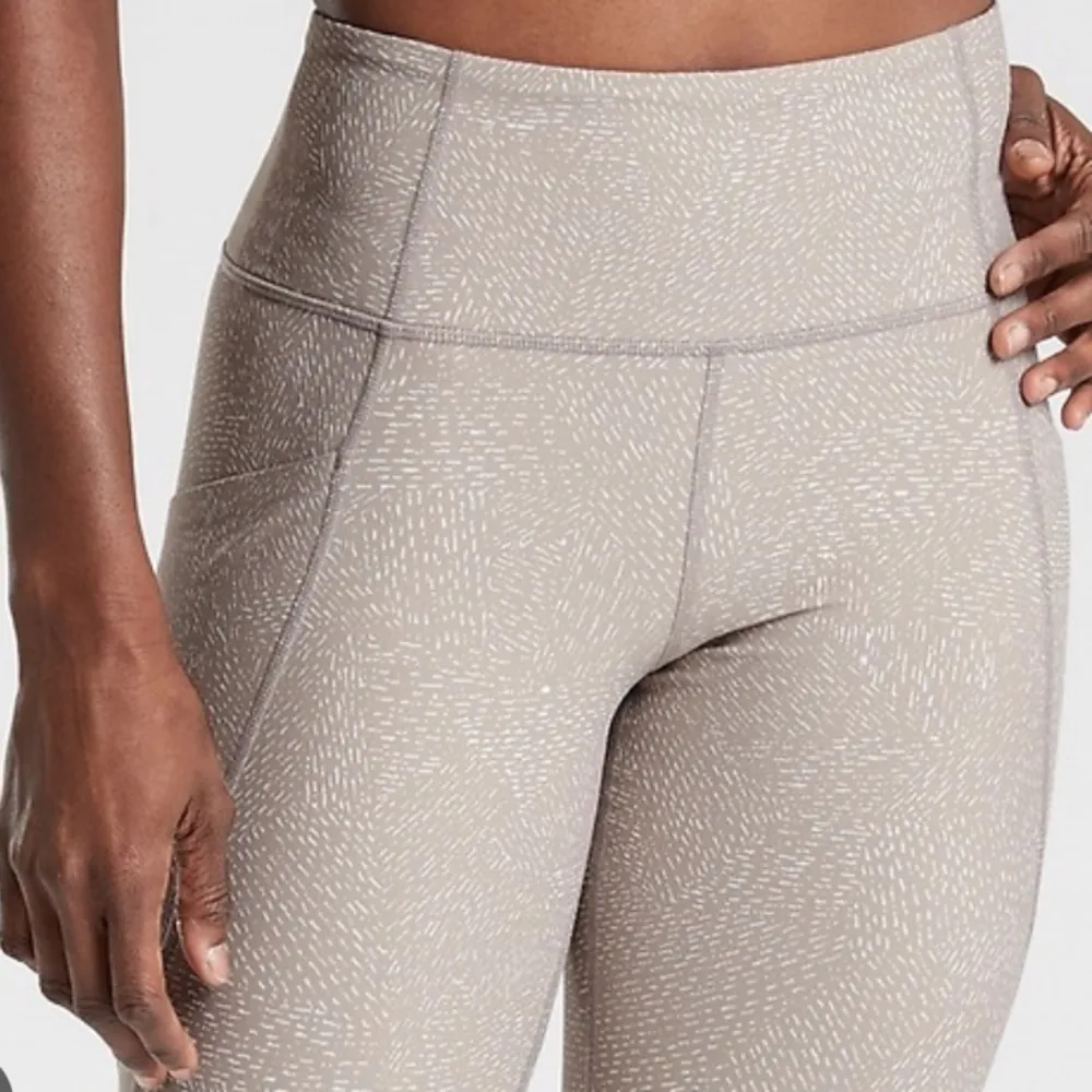 ATHLETA Tan Rainwater White Fleck Salutation Stash Pocket Leggings - Image 3