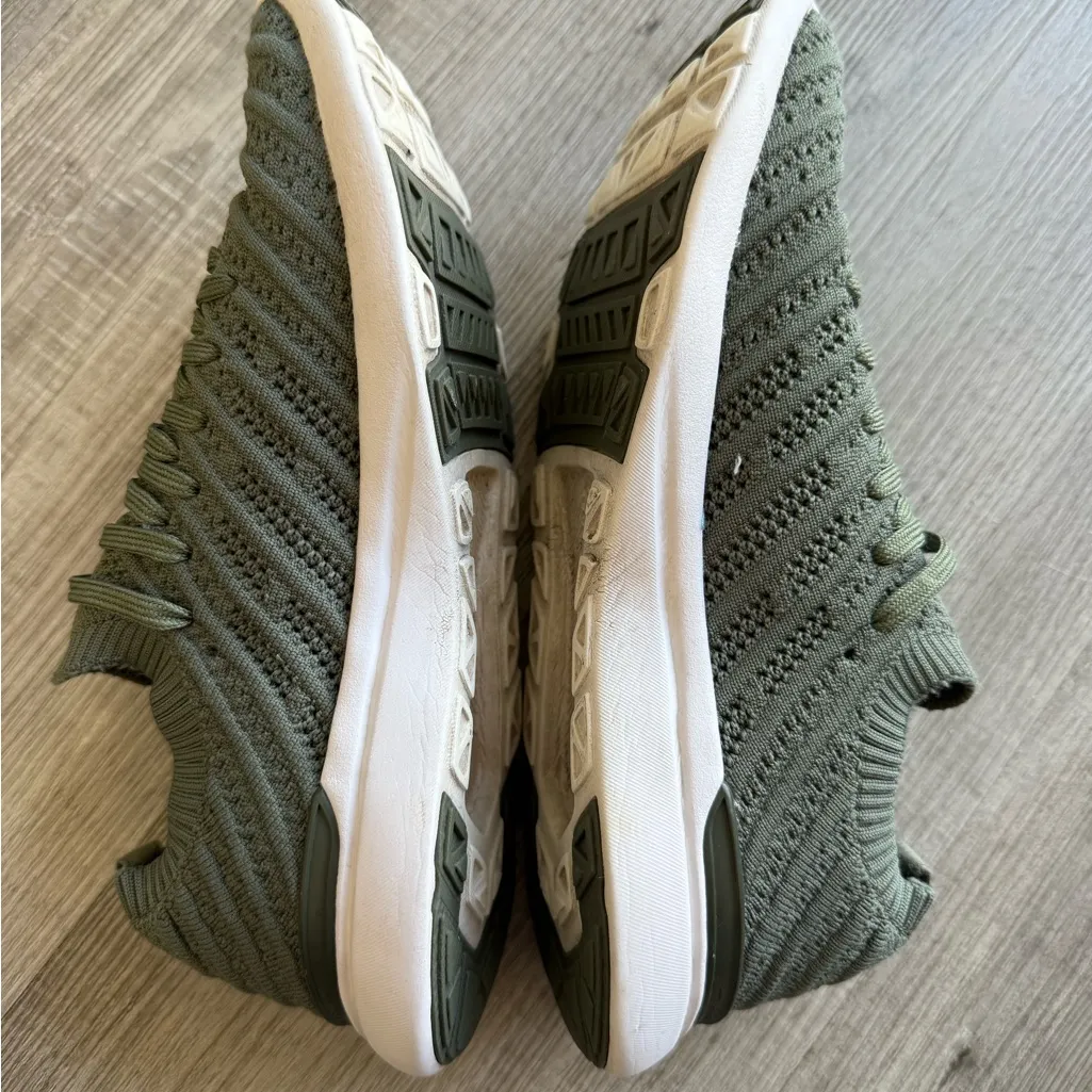 APL Women’s Sz 7 Techloom Wave Sneakers in Green - Image 5
