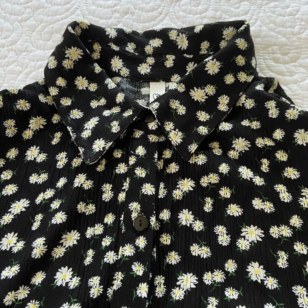 NY Collection Floral Tiered Maxi Dress Black with White and Yellow Daisy Print - Image 7