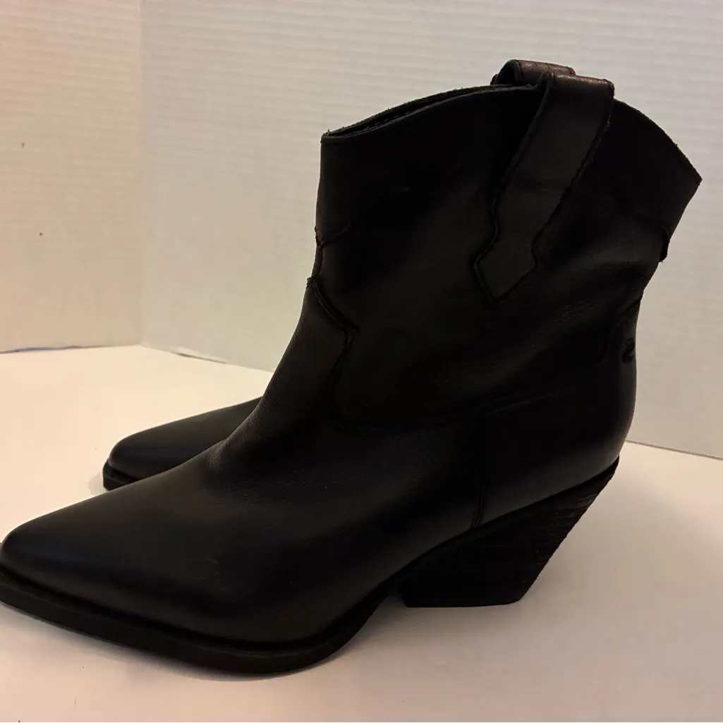 NWOT Zodiac Black Leather Ankle Booties - Image 2