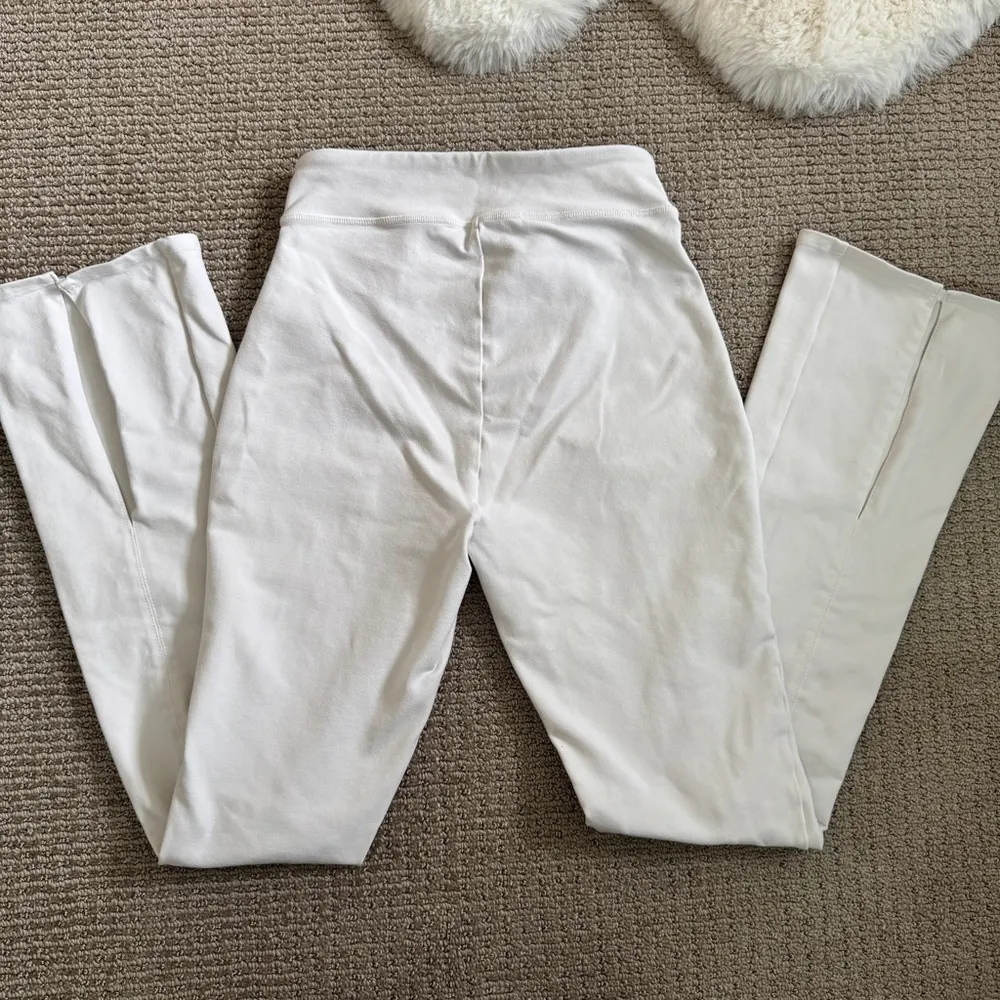 Alo Yoga Flutter Split Hem Flare Leggings XS - White - Image 3