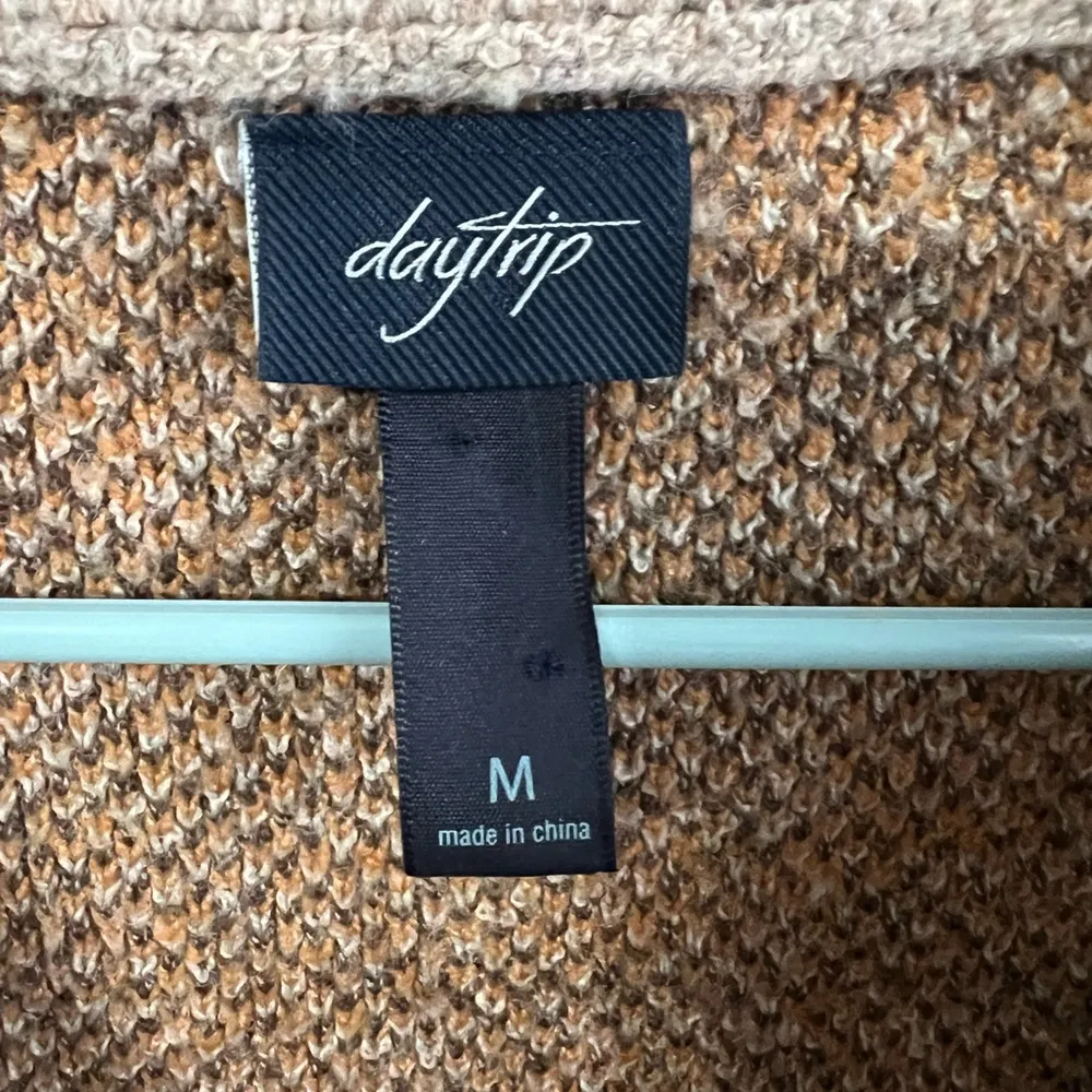 Daytrip  Aztec knitted drop shoulder zipped sweater size medium - Image 7