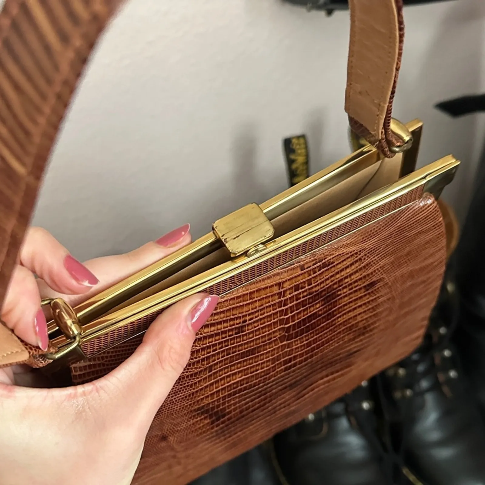 Vintage 50s 60s Bellstone Snakeskin Kisslock Elegant Brown Leather Handbag - Image 8