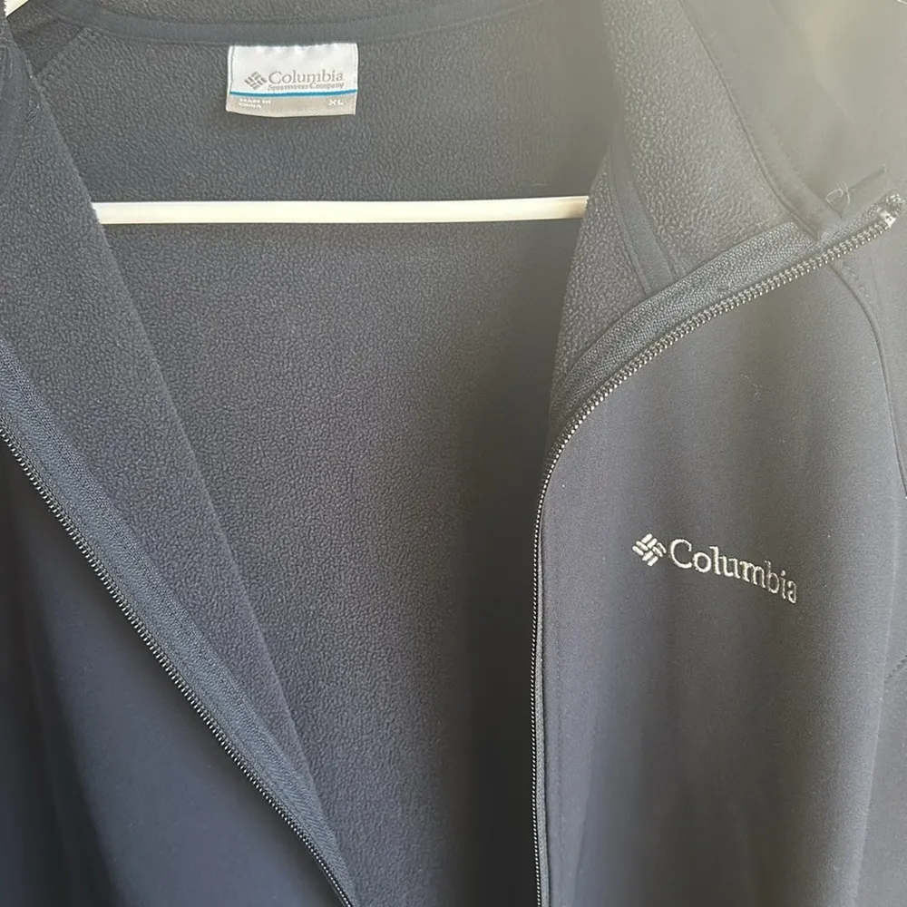 Columbia navy blue zip up softshell jacket with pockets size XL - Image 6