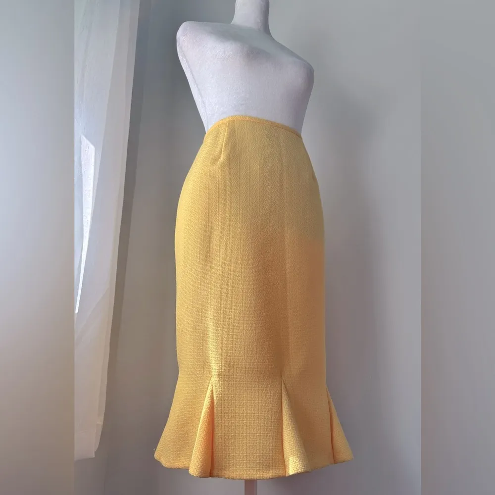 Vintage ‘00s Le Suit Yellow Textured Pencil Midi Skirt - Image 2