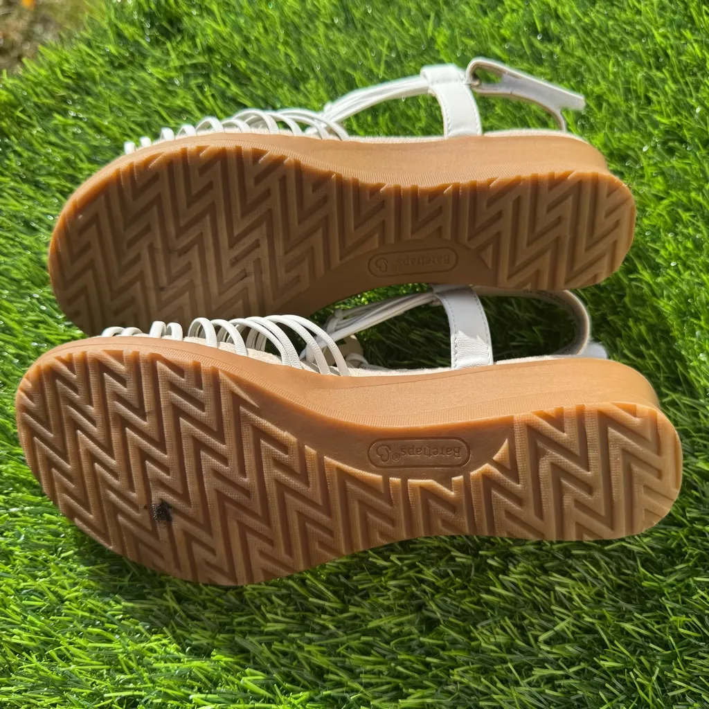 Baretraps Taren women's wedge sandal in white  Size 7.5 - Image 8