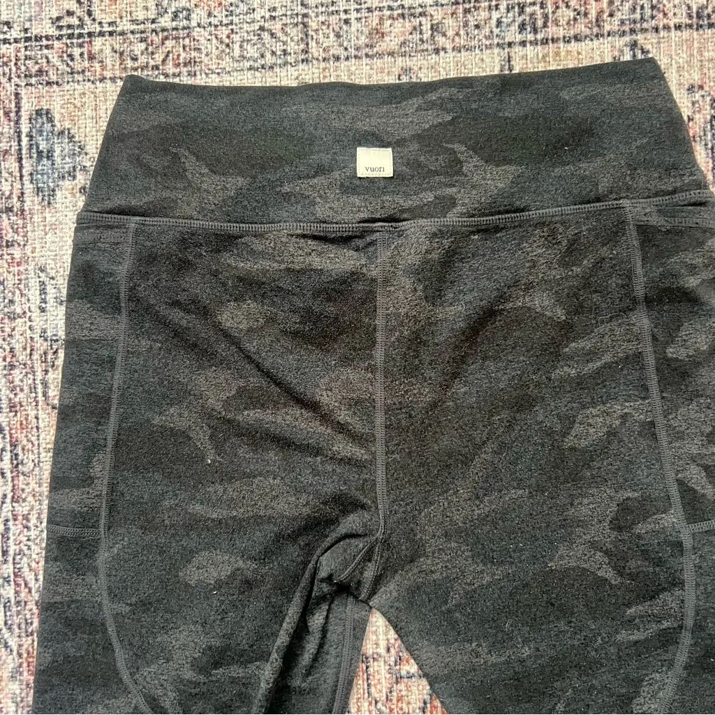Vuori Clean Elevation Leggings Black Camo Size Medium 7/8 Length - Image 10