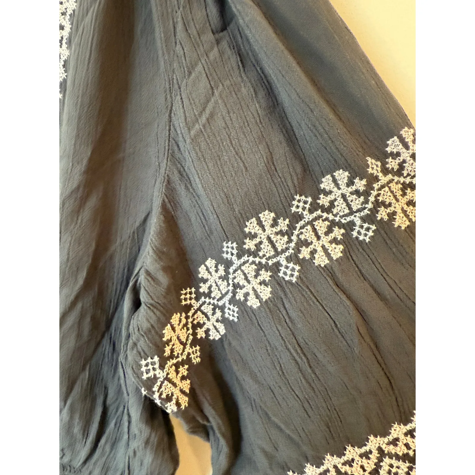 American Eagle Puff Sleeve Embroidered Smocked Crop Top Black Women's Medium - Image 3