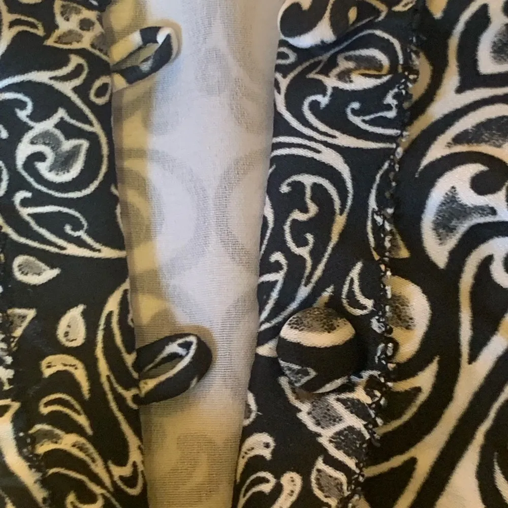 White House Black Market Top Size XS sleeveless black and white blouse. - Image 5