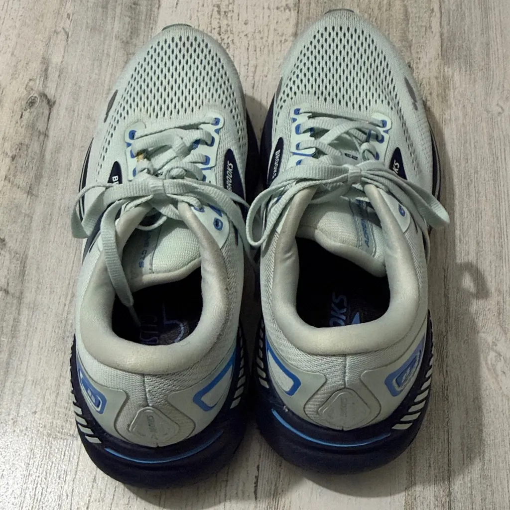 Brooks Adrenaline GTS 23 Women’s Size 10 Running Shoes - Image 4