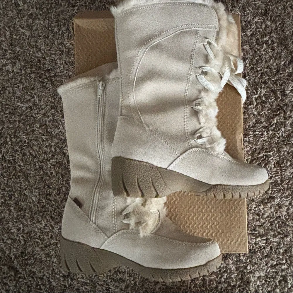 Natural Sport Lainey White Faux Fur Lace Up Design Boots Size 6 NWT Dr Scholl Brown - Image 5