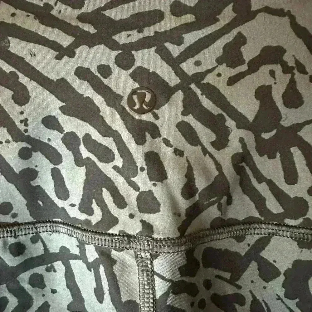 Lululemon Hot To Street Crop Biggie Brushed Animal Coal Black/Black sz 6 - Image 3