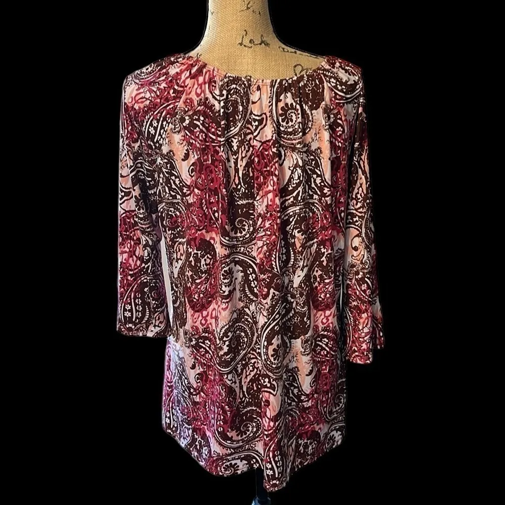 Suzie in the city paisley print blouse. EUC Red Size 1X - Image 4