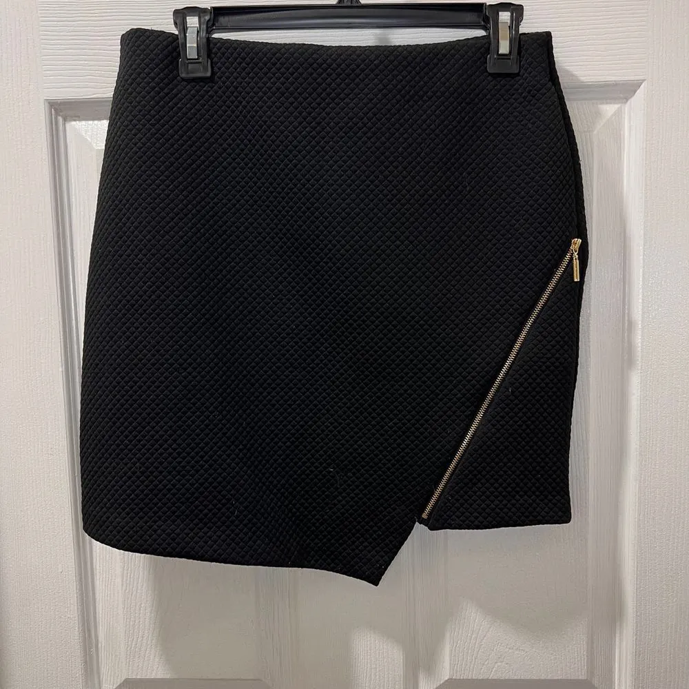 Modern Black Textured Mini Skirt wAsymmetric Zipper Detail - Elegant Office Wear - Image 2