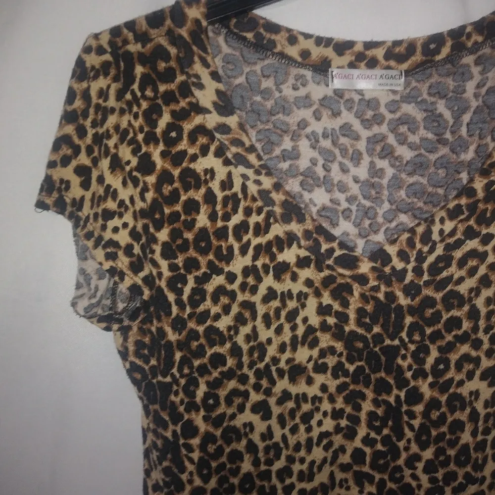A'GACI M Capped Sleeve V-Neck Brown Tan Leopard Top - Image 3